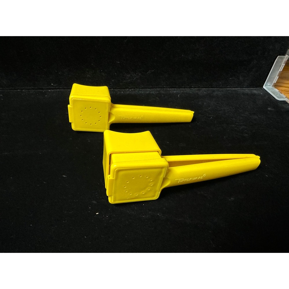 Vintage Tupperware Yellow Citrus Juicer Lemon Squeezer Press 274-5 - Set of 2